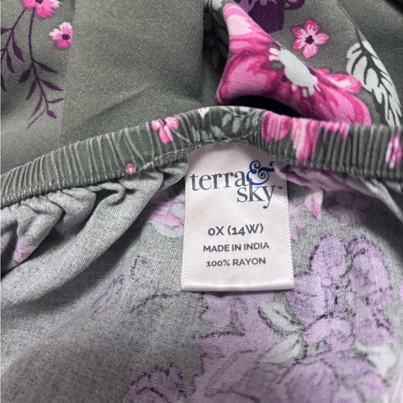 Woman’s green flower print peasant top blouse from Terra Sky - Picture 11 of 14